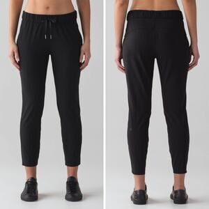 Lululemon On The Fly Pant Woven 28" WOMENS 8 Black Joggers Travel Pockets EUC